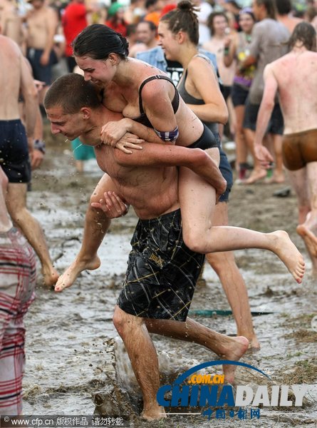伍德斯托克音樂節開幕 泥坑沐浴展青春激情（組圖）