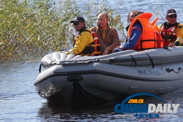 組圖：普京參加俄羅斯論壇活動 備受女青年追捧