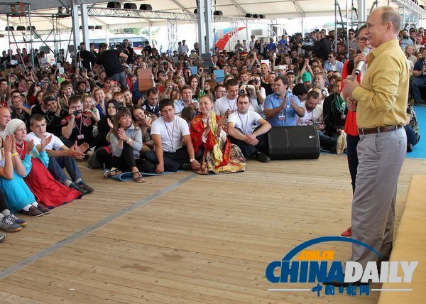 組圖：普京參加俄羅斯論壇活動 備受女青年追捧