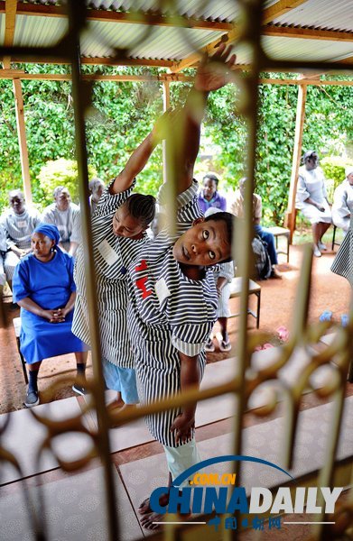 肯尼亞女子監獄囚犯集體練習瑜伽 鍛煉中修身養性