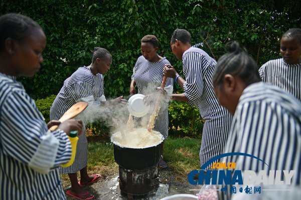 肯尼亞女子監獄囚犯集體練習瑜伽 鍛煉中修身養性