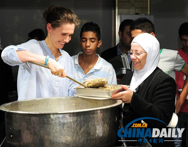 敘利亞第一夫人孤兒院發放齋月餐 高挽發髻平易近人