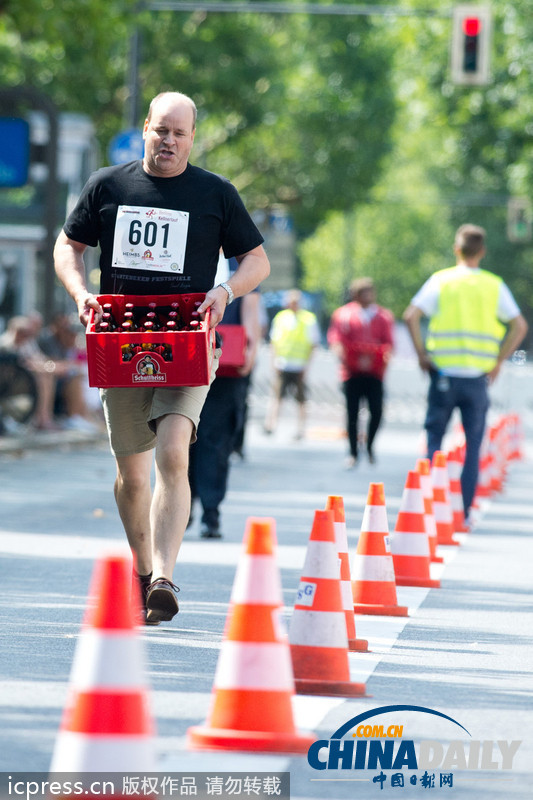 柏林舉辦服務生大賽 端盤子跑步誰能hold住