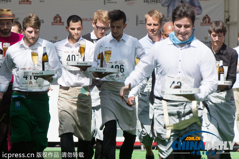 柏林舉辦服務生大賽 端盤子跑步誰能hold住