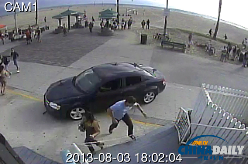 美國(guó)洛杉磯汽車沖進(jìn)海灘人群 致1死11傷（組圖）