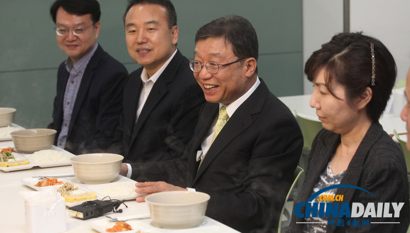 韓首爾大學(xué)校長吃食堂 緩解學(xué)生對飯菜漲價(jià)不滿（圖）