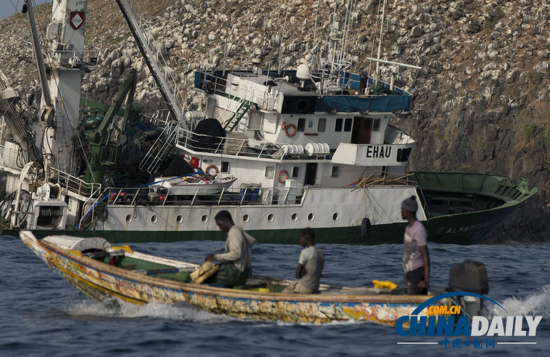 西班牙油輪在塞內(nèi)加爾國(guó)家公園附近擱淺發(fā)生泄漏(圖)