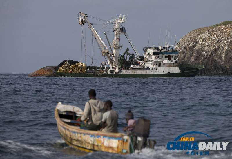 西班牙油輪在塞內(nèi)加爾國家公園附近擱淺發(fā)生泄漏（圖）