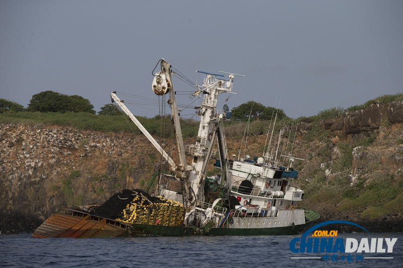 西班牙油輪在塞內加爾國家公園附近擱淺發生泄漏（圖）
