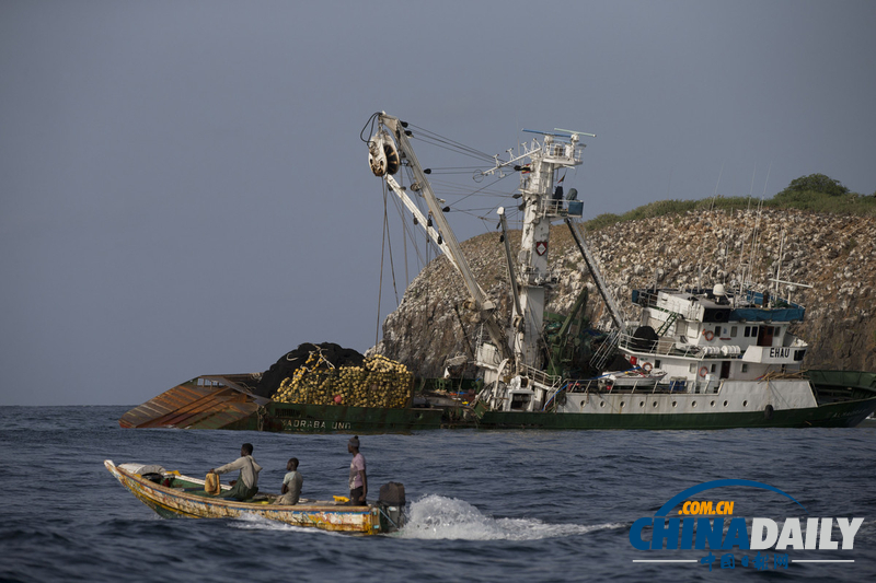 西班牙油輪在塞內加爾國家公園附近擱淺發生泄漏（圖）