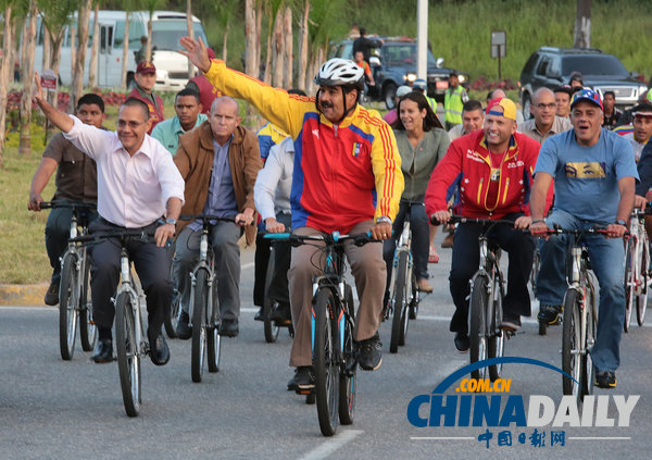 委內瑞拉總統與政府工作人員同騎自行車（組圖）