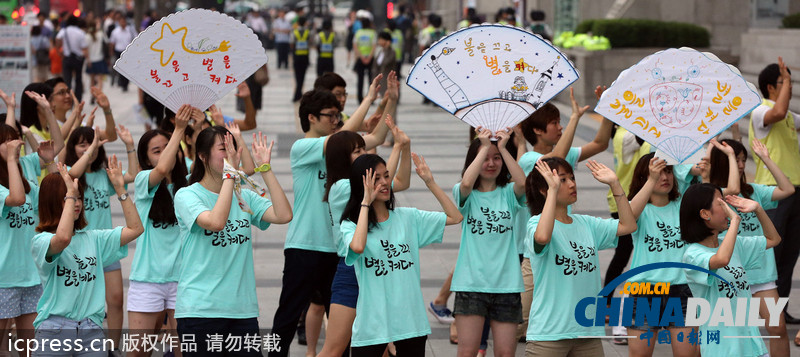 韓國青年不懼高溫 動感舞蹈呼吁夏季節約用電（圖）