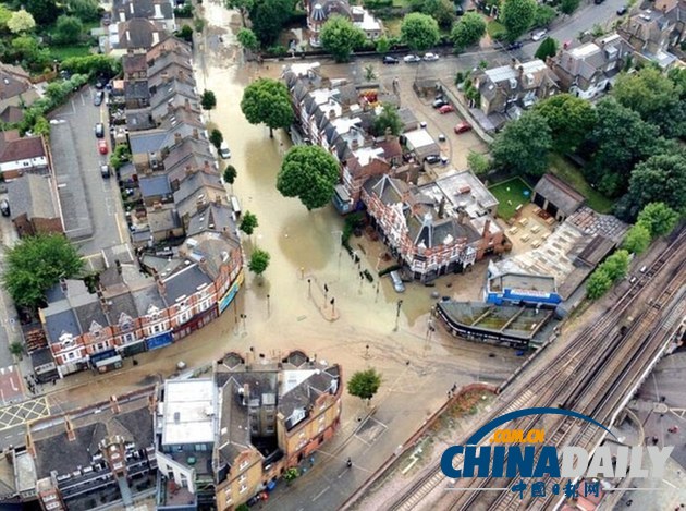 英國倫敦市郊主水管爆裂 導致部分街道商鋪被淹（圖）