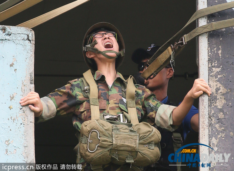 韓國青年參加陸軍特訓 11米高臺跳下表情尷尬（圖）