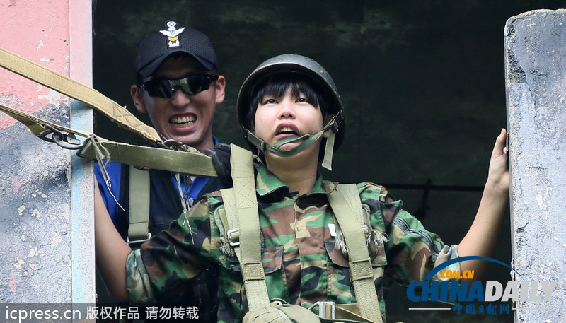 韓國青年參加陸軍特訓(xùn) 11米高臺跳下表情尷尬（圖）
