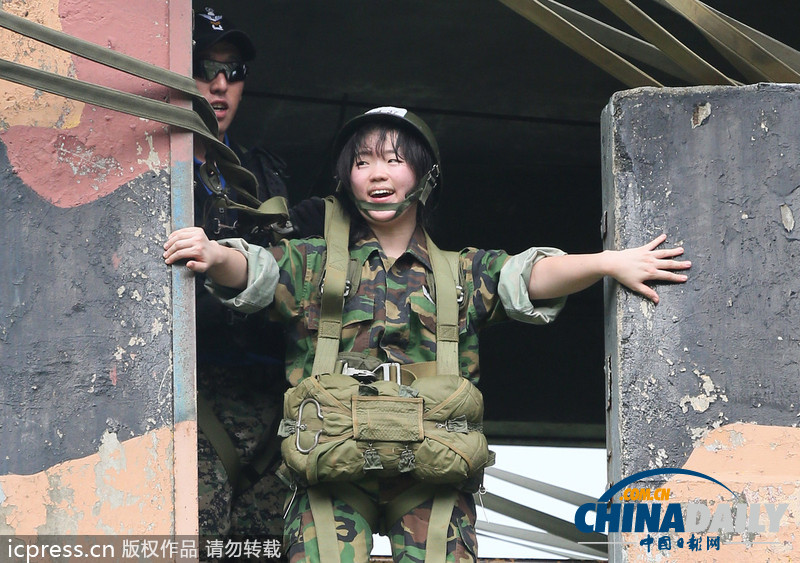 韓國青年參加陸軍特訓 11米高臺跳下表情尷尬（圖）