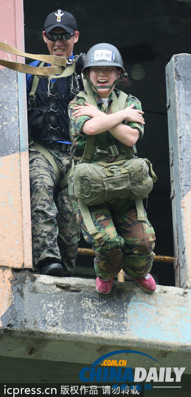 韓國青年參加陸軍特訓 11米高臺跳下表情尷尬（圖）