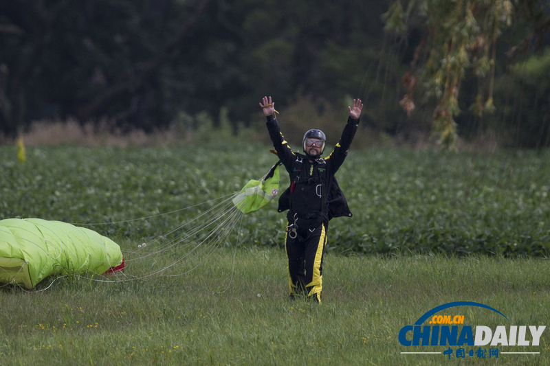 美國逃脫大師將從4500米高空表演棺材跳傘（圖）