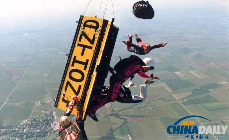 美國逃脫大師將從4500米高空表演棺材跳傘（圖）