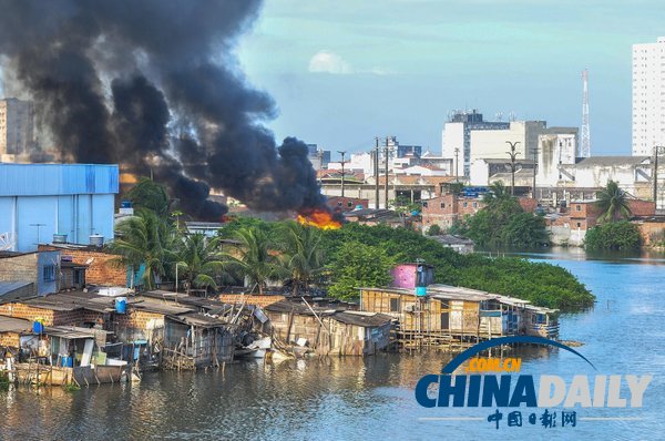 巴西累西腓社區(qū)發(fā)生火災(zāi) 超百戶(hù)人家無(wú)家可歸（圖）