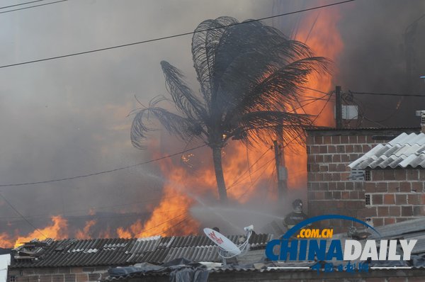 巴西累西腓社區(qū)發(fā)生火災(zāi) 超百戶人家無(wú)家可歸（圖）