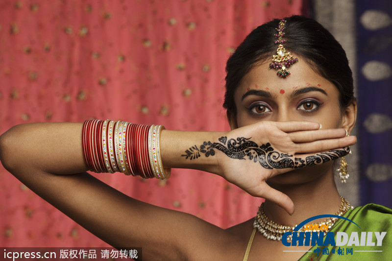 穆斯林婦女秀精致“手繪”迎開齋節（高清組圖）