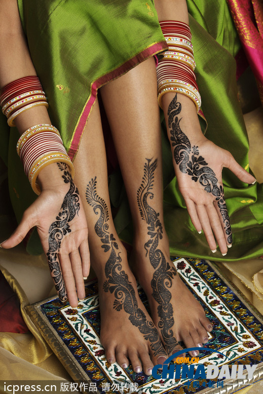 穆斯林婦女秀精致“手繪”迎開(kāi)齋節(jié)（高清組圖）