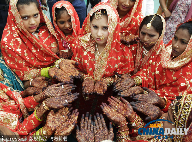 穆斯林婦女秀精致“手繪”迎開齋節(jié)（高清組圖）