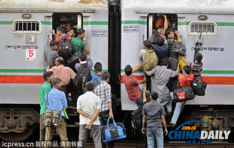 迎開齋節(jié) 埃及兩男街頭上演速度與“基情”(圖)