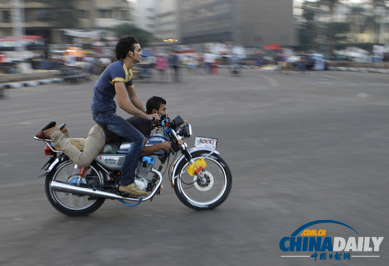 迎開齋節 埃及兩男街頭上演速度與“基情”(圖)