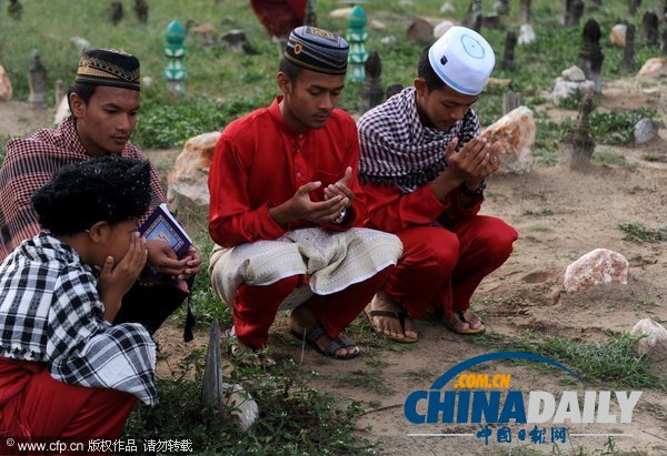 迎開齋節(jié) 埃及兩男街頭上演速度與“基情”（圖）