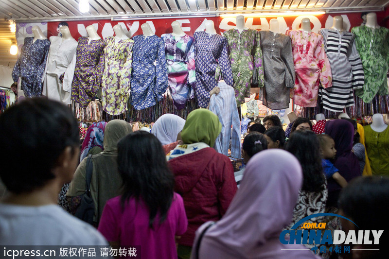 迎開齋節(jié) 埃及兩男街頭上演速度與“基情”（圖）