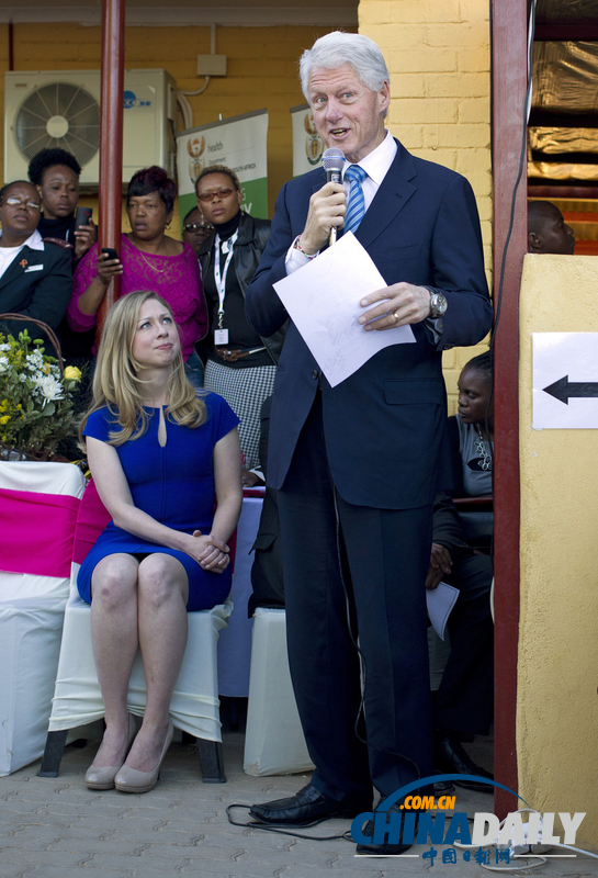美國前總統克林頓攜女兒訪問南非（高清組圖）