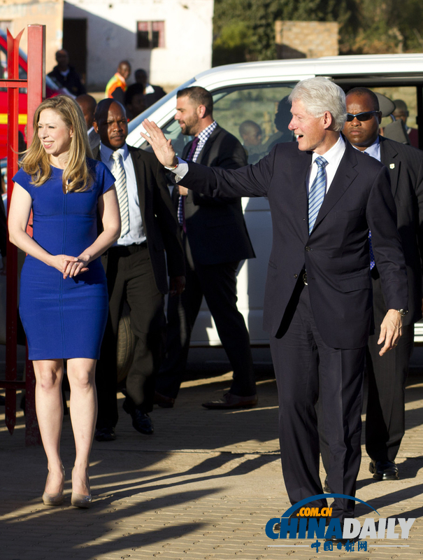 美國前總統克林頓攜女兒訪問南非（高清組圖）