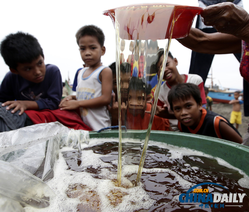 菲律賓馬尼拉灣柴油泄露 居民忙收集漏油 （組圖）