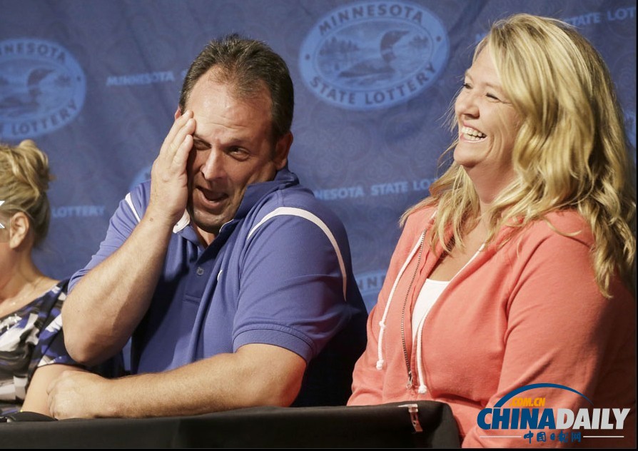 美國彩票開出4.48億美元巨獎 一中獎?wù)攥F(xiàn)身領(lǐng)獎