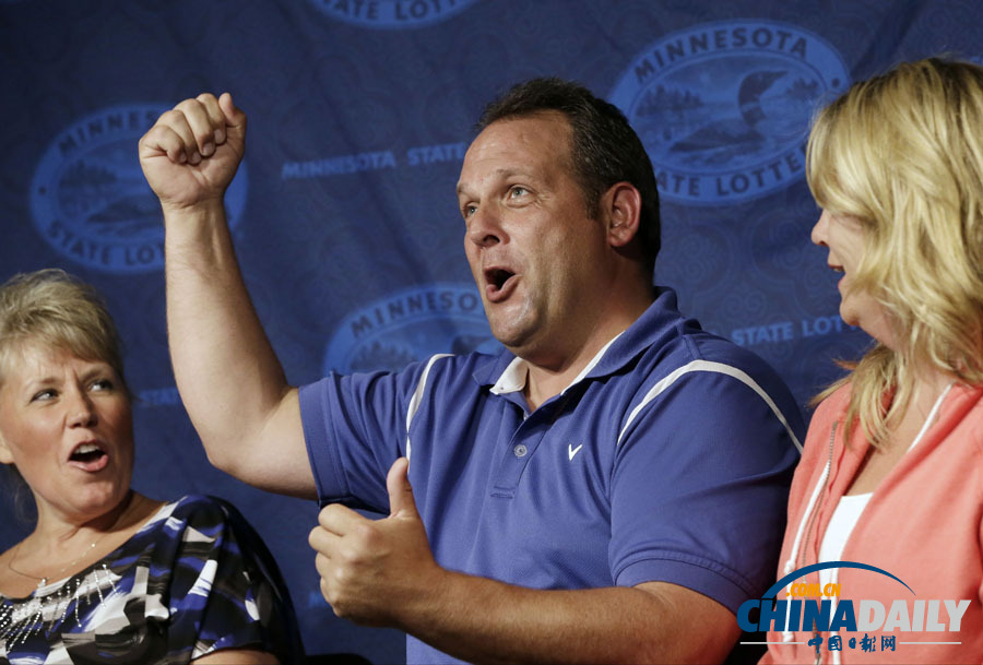 美國彩票開出4.48億美元巨獎 一中獎者現身領獎