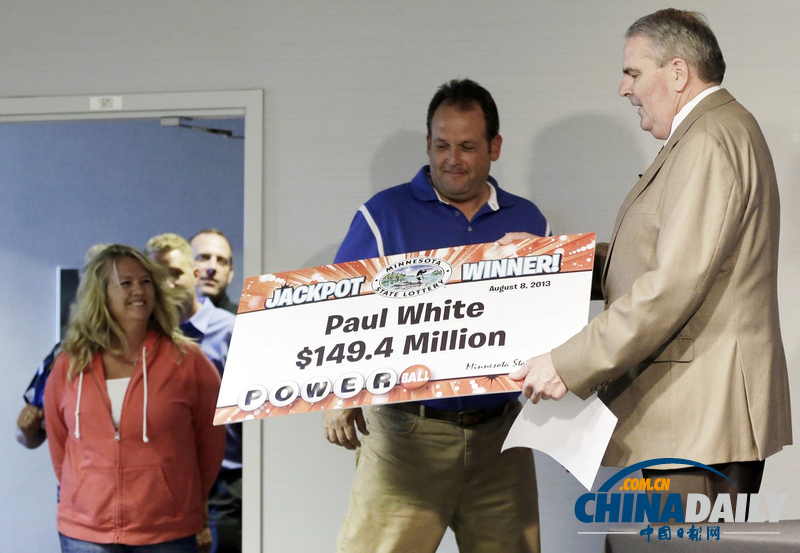 美國彩票開出4.48億美元巨獎 一中獎者現身領獎