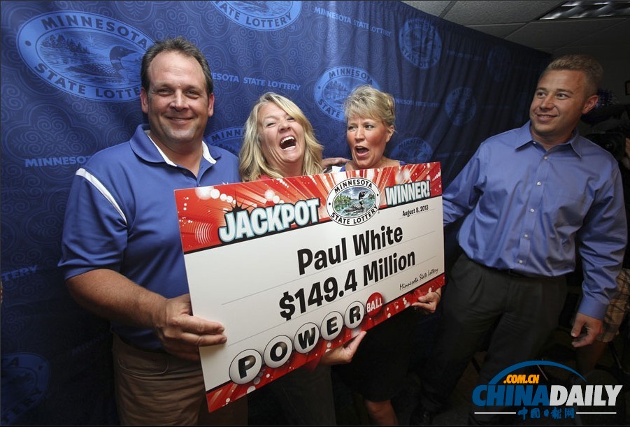 美國彩票開出4.48億美元巨獎 一中獎者現身領獎