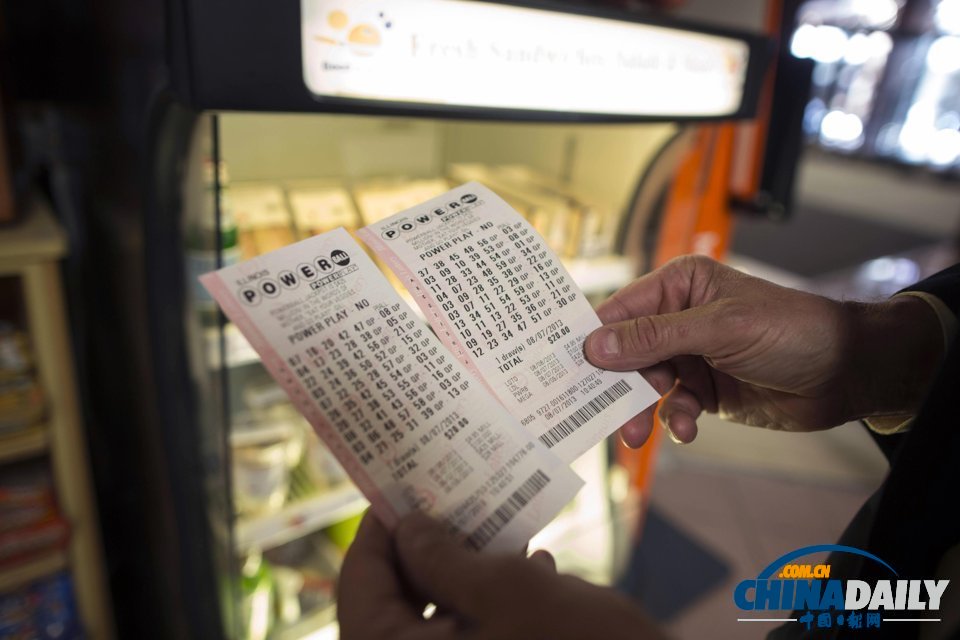 美國(guó)彩票開出4.48億美元巨獎(jiǎng) 一中獎(jiǎng)?wù)攥F(xiàn)身領(lǐng)獎(jiǎng)