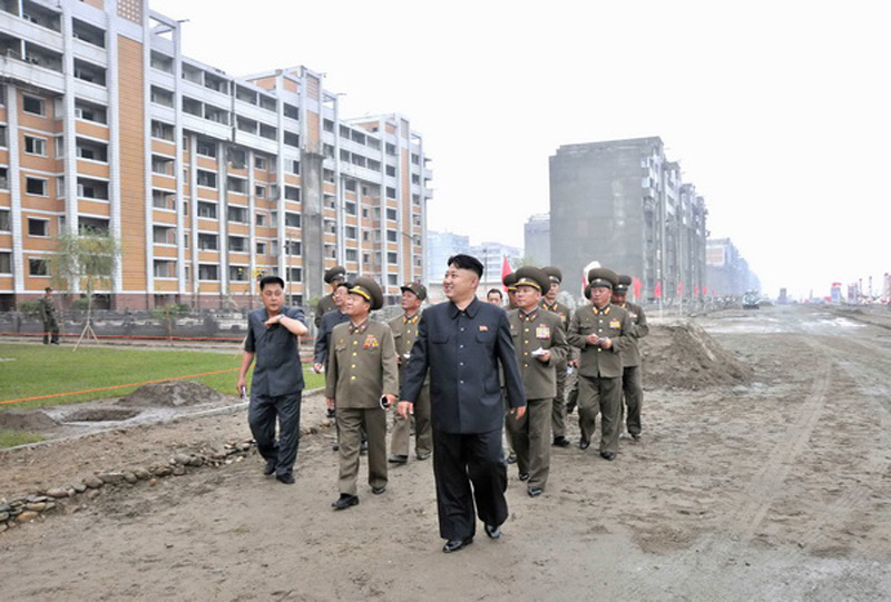 金正恩視察在建住宅事無巨細 親自體驗床具