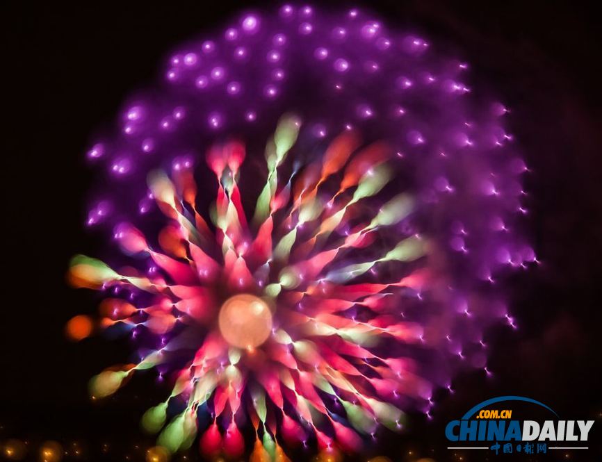 美國(guó)攝影師抓拍煙火“綻放”瞬間 如花般絢爛（圖）