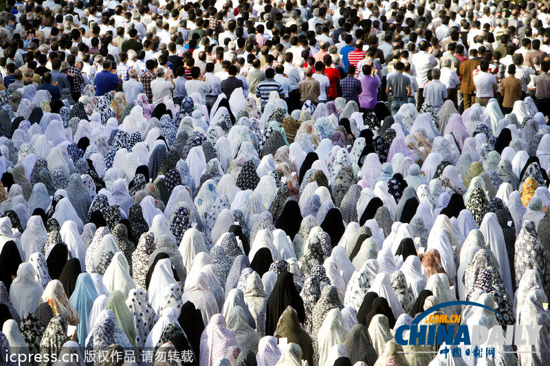 伊朗最高領(lǐng)袖哈梅內(nèi)伊主持開齋節(jié)盛大聚禮（圖）