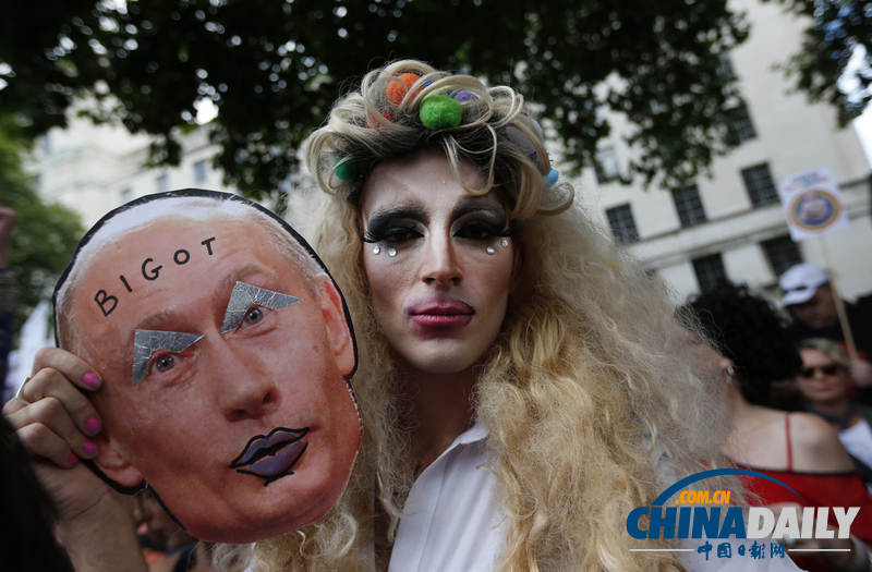 英國民眾抗議俄反同性戀法 普京遭惡搞