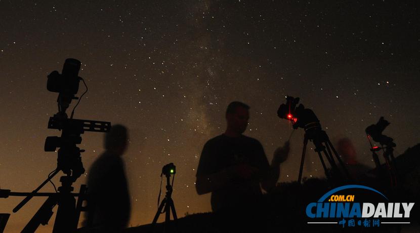 一年一度英仙座流星雨劃過美國加州上空