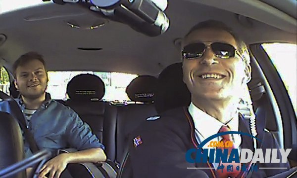 挪威工黨競選出奇招 首相當的哥體察民情