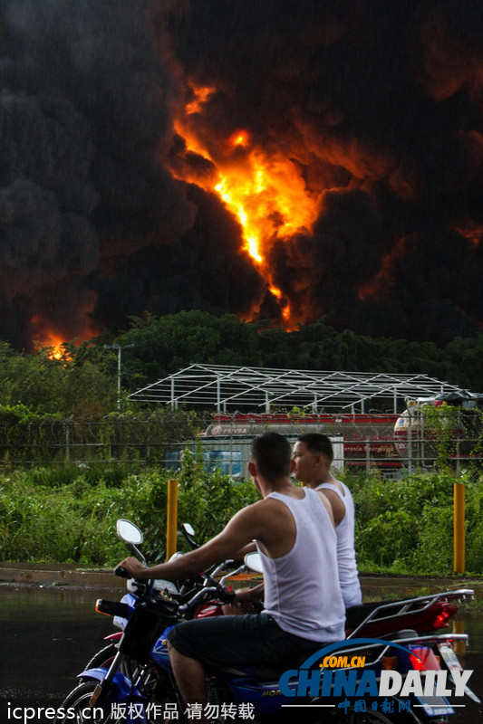 委內瑞拉一國營煉油廠遭雷擊引發大火（組圖）