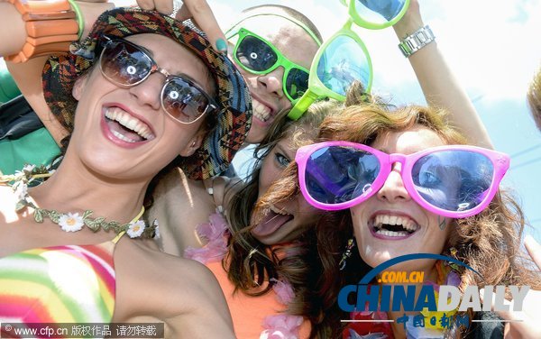 瑞士蘇黎世舉辦街頭游行 辣妹遍地熱情滿溢（組圖）