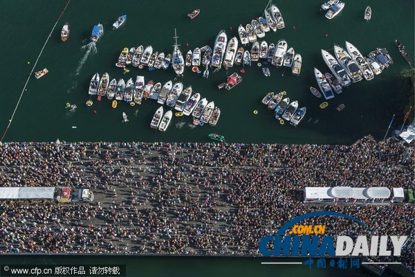 瑞士蘇黎世舉辦街頭游行 辣妹遍地熱情滿溢（組圖）