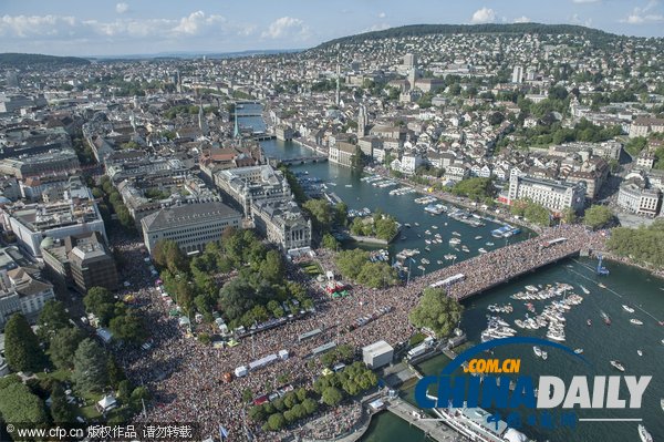 瑞士蘇黎世舉辦街頭游行 辣妹遍地熱情滿溢（組圖）